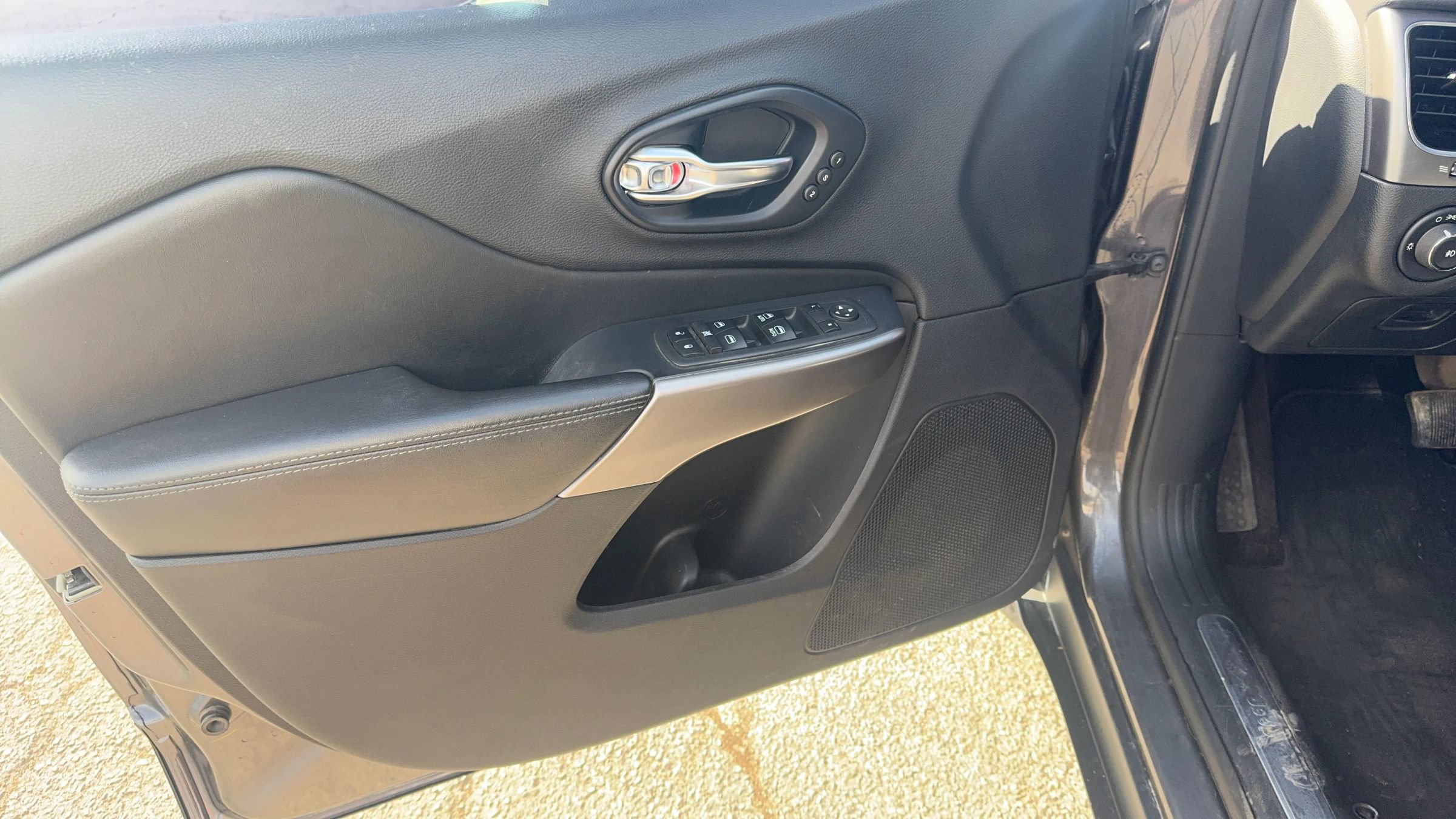 Used 2019 Jeep Cherokee Limited w/ Luxury Group AWD/4WD image 11