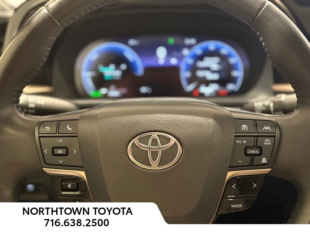 Used 2023 Toyota Crown Limited image 7