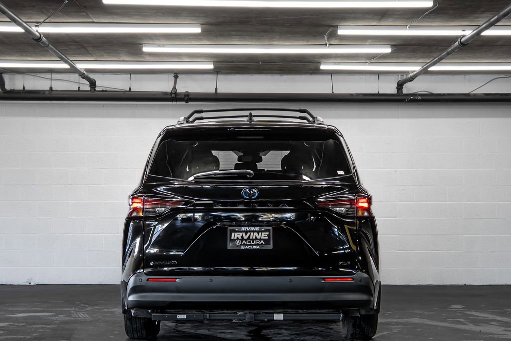 Used 2025 Toyota Sienna XLE Woodland Edition image 4