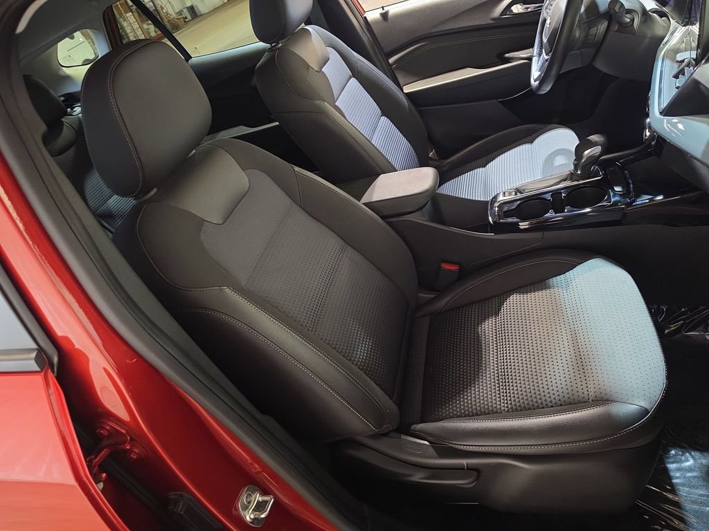 Used 2024 Chevrolet Trax LT w/ LT Convenience Package FWD image 24