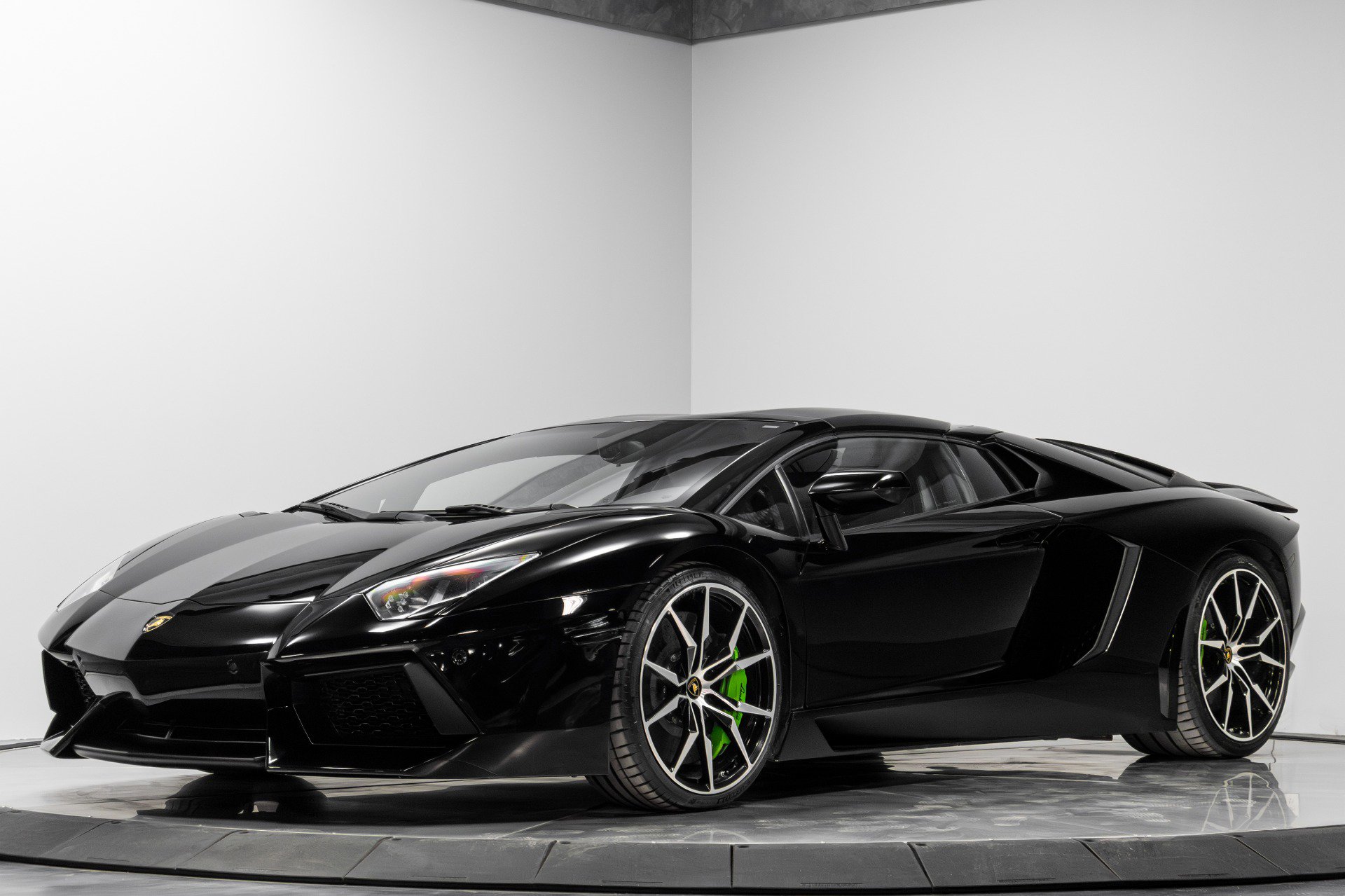 Used 2015 Lamborghini Aventador LP 700-4 image 3
