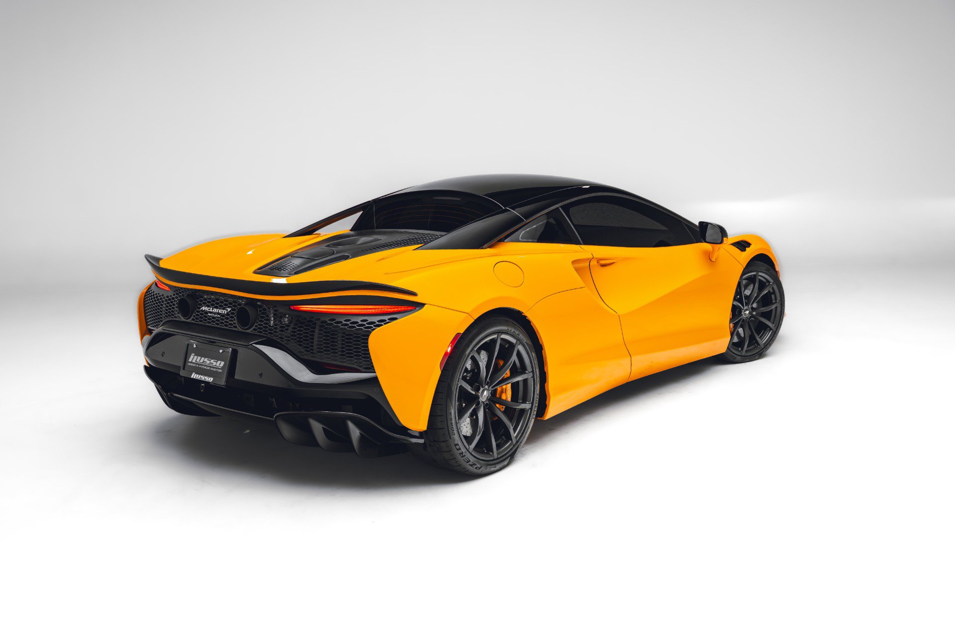 Used 2023 McLaren Artura RWD image 9