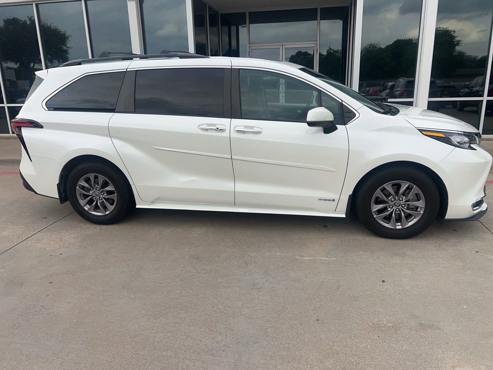 Used 2021 Toyota Sienna XLE FWD image 5