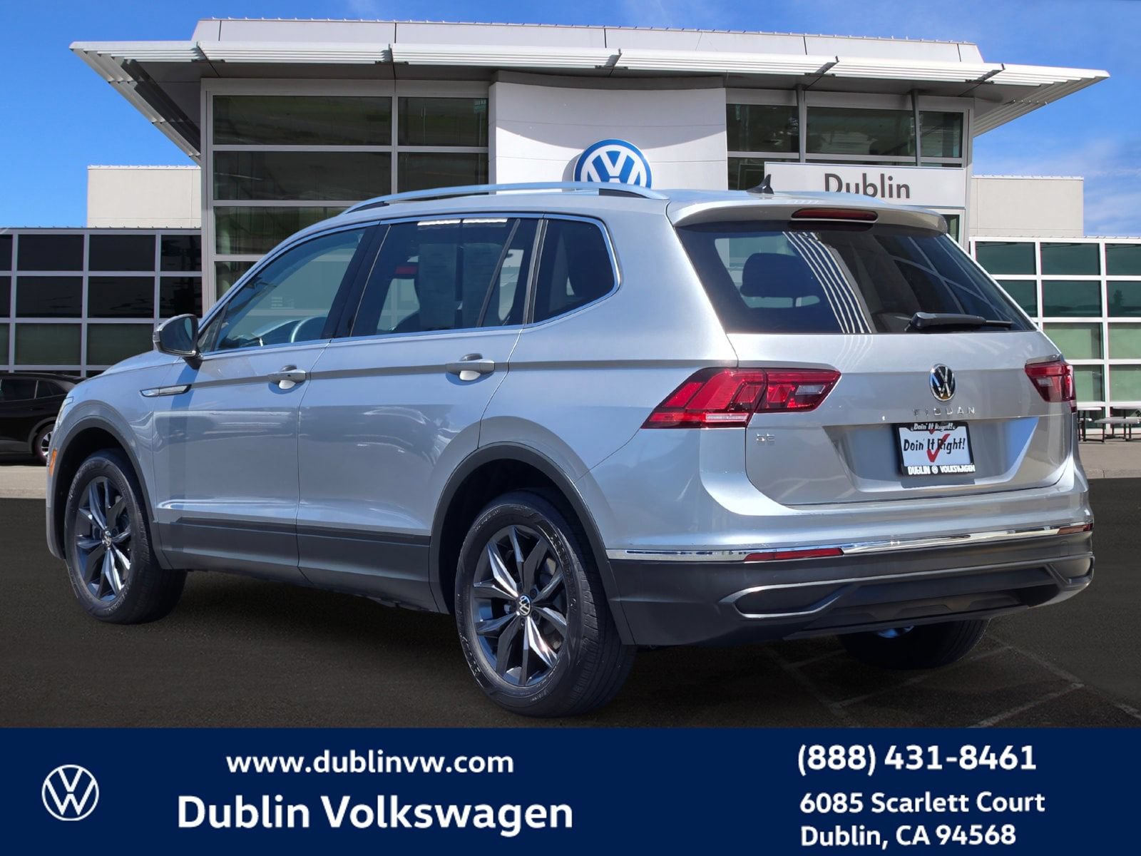 Used 2023 Volkswagen Tiguan SE w/ Panoramic Sunroof Package FWD image 6