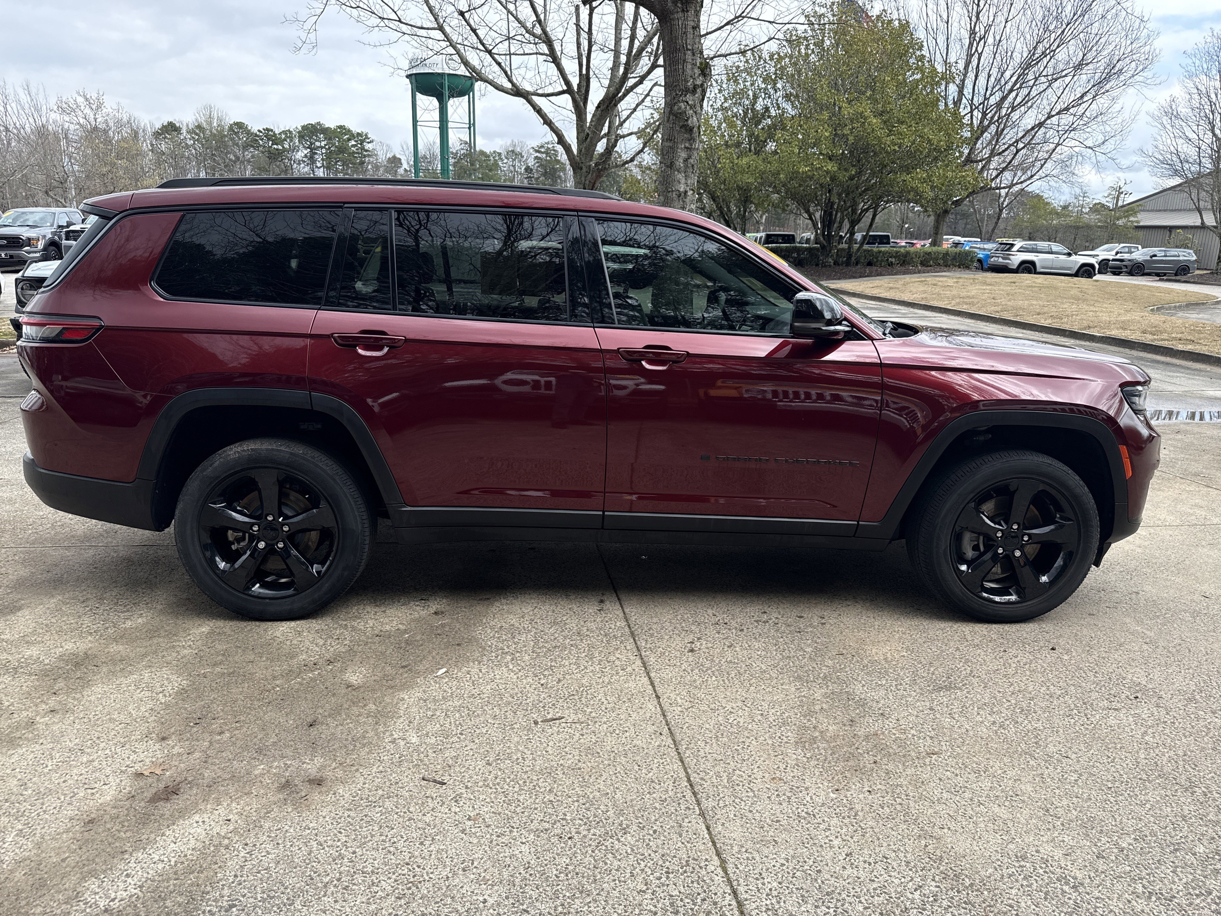 Used 2023 Jeep Grand Cherokee L Laredo image 8