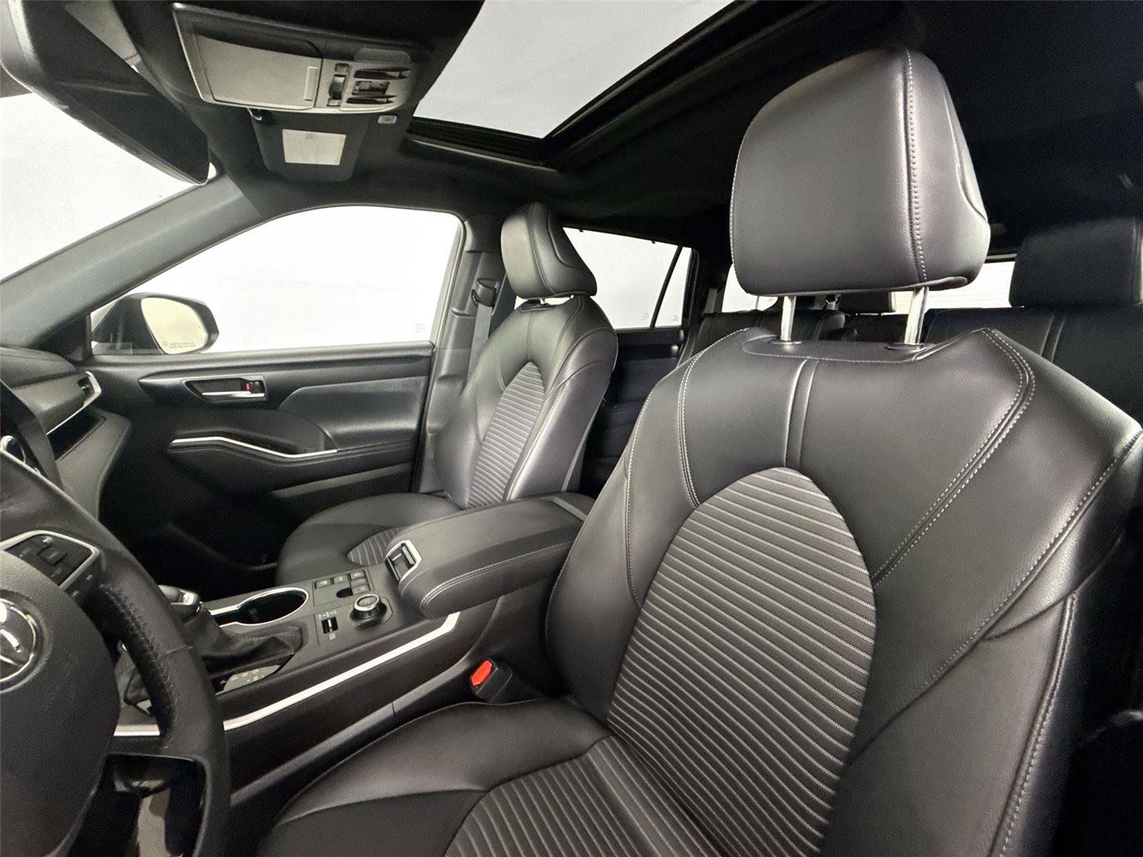 Certified 2025 Toyota Highlander XSE AWD/4WD image 3