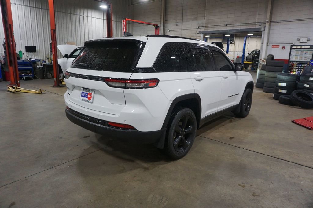 Used 2022 Jeep Grand Cherokee Altitude AWD/4WD image 22