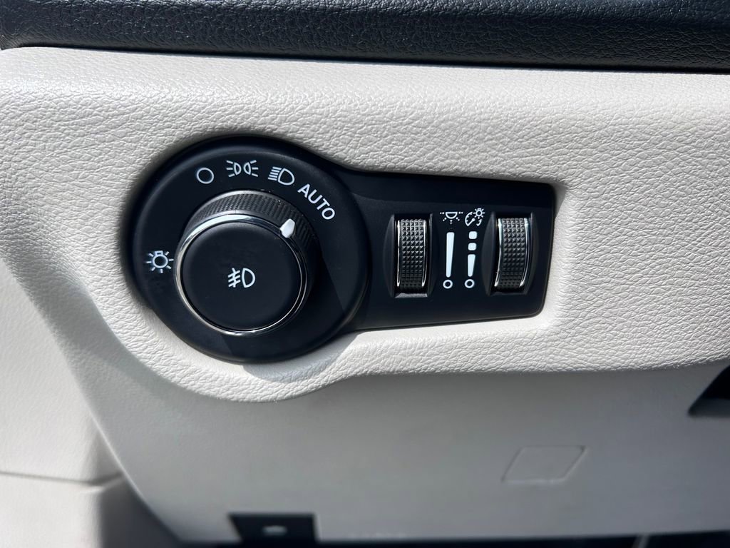 Used 2022 Chrysler Pacifica Limited FWD image 27