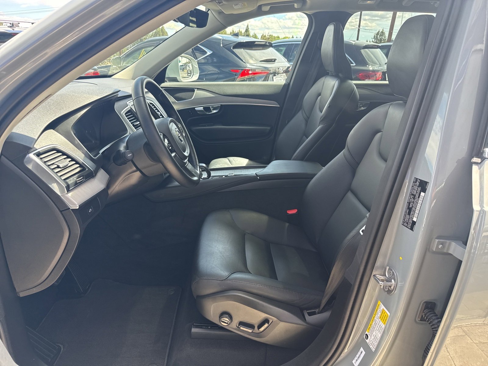 Used 2025 Volvo XC90 B5 Core image 8