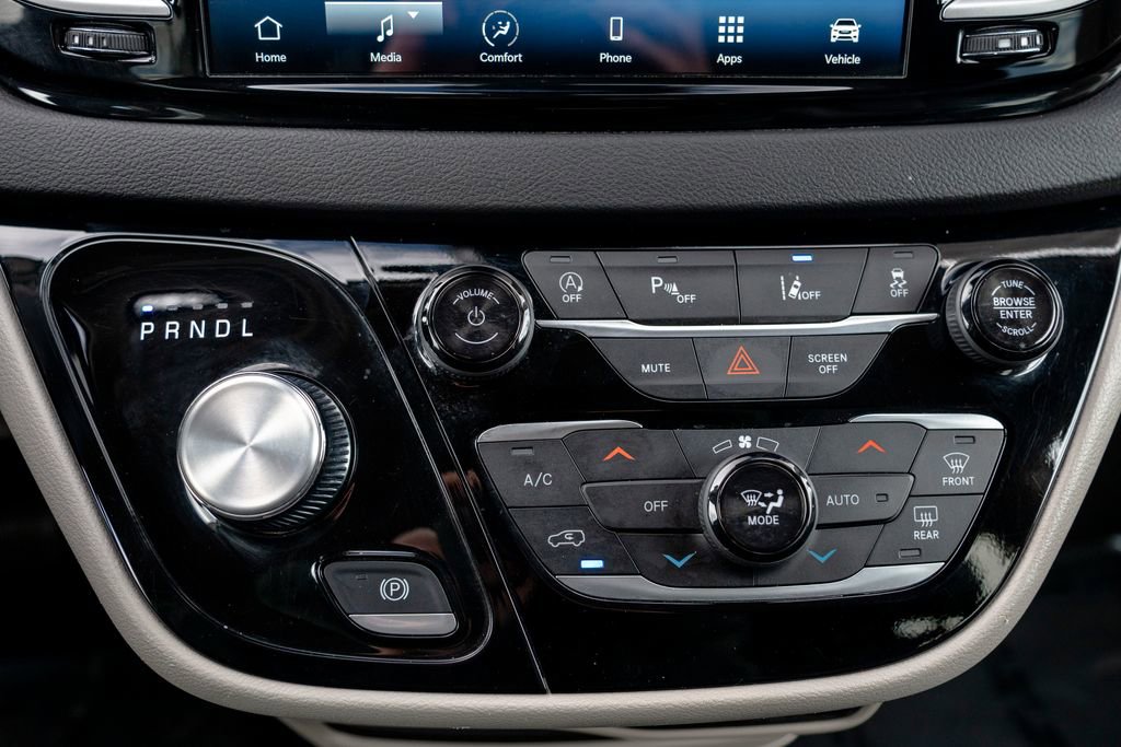 Used 2024 Chrysler Pacifica Touring-L image 28