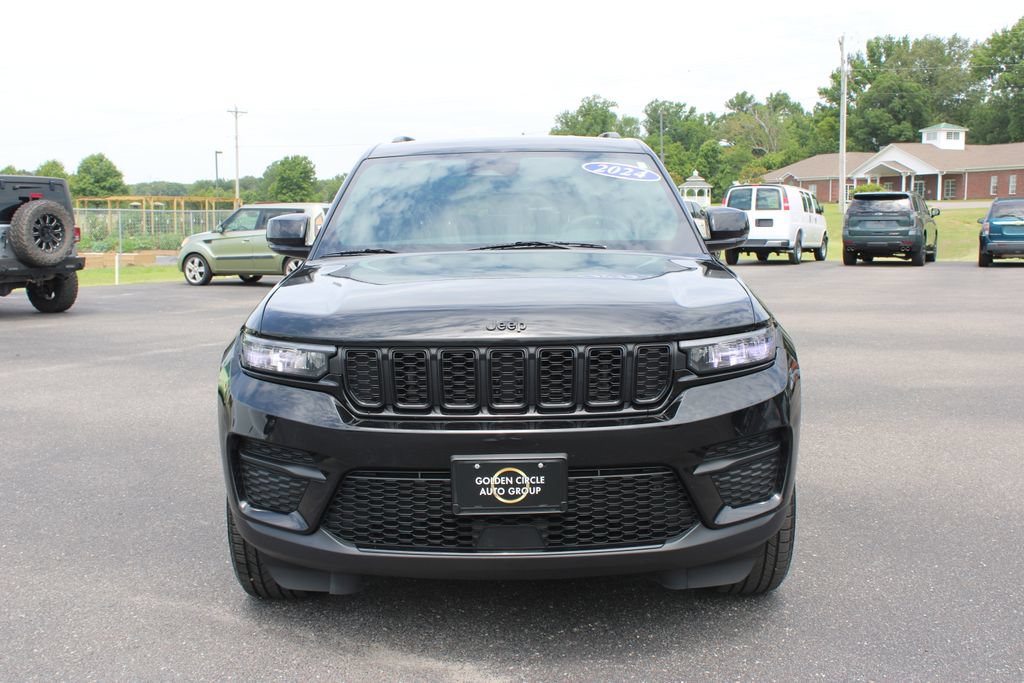 Used 2024 Jeep Grand Cherokee Altitude AWD/4WD image 3