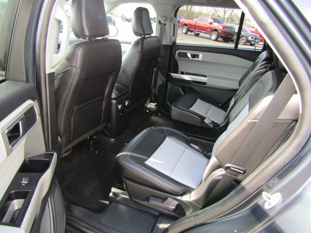 Used 2024 Ford Explorer XLT w/ Equipment Group 202A AWD/4WD image 15
