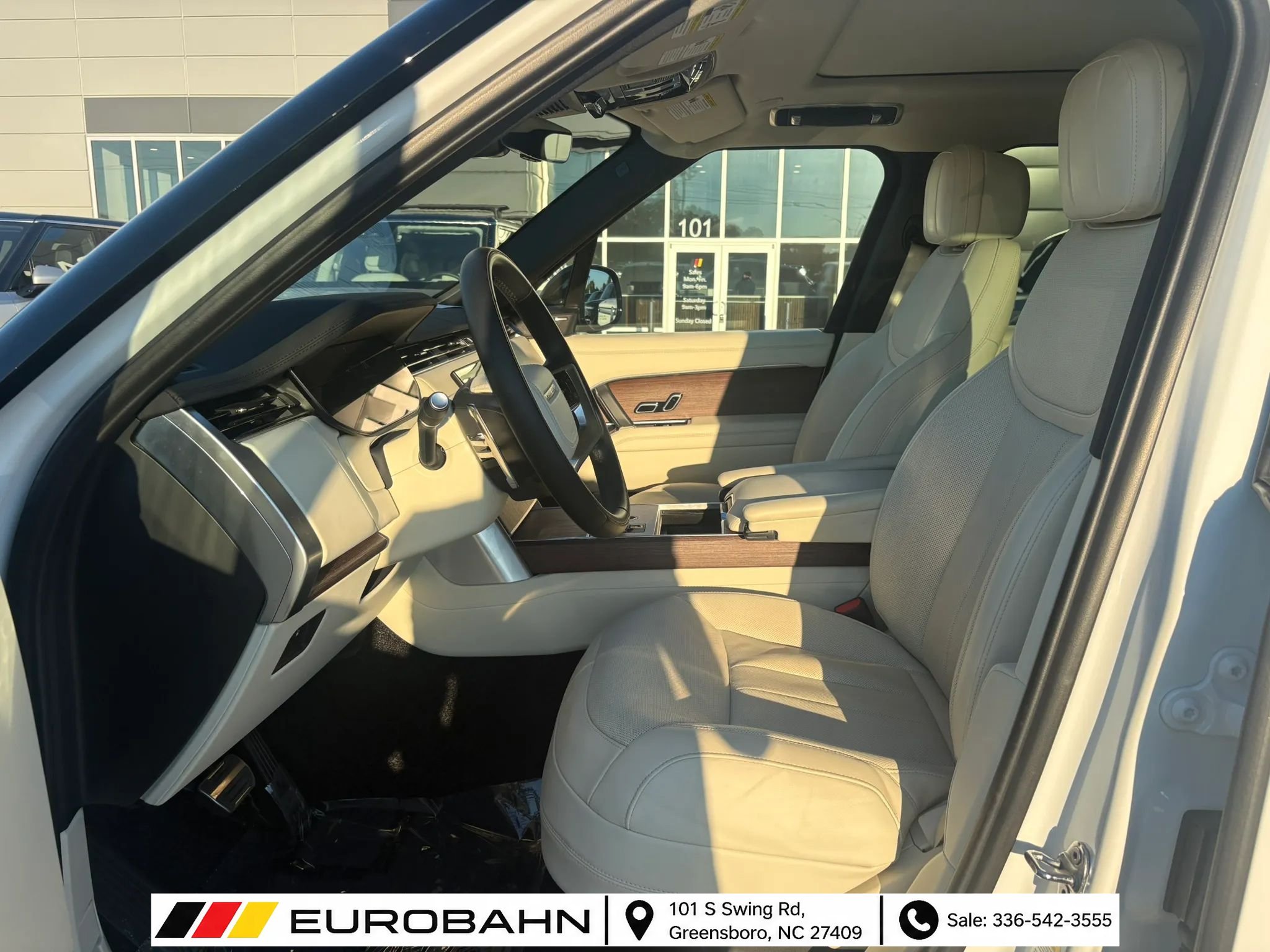 Used 2025 Land Rover Range Rover SE AWD/4WD image 7