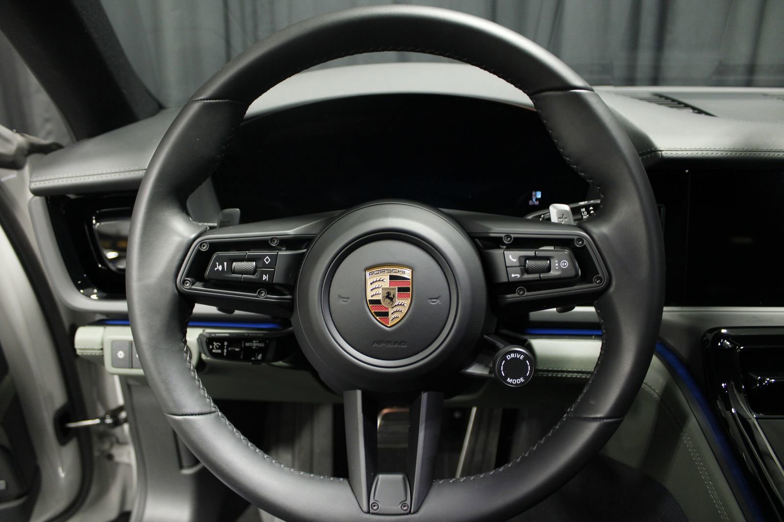 Used 2025 Porsche Panamera 4 image 33