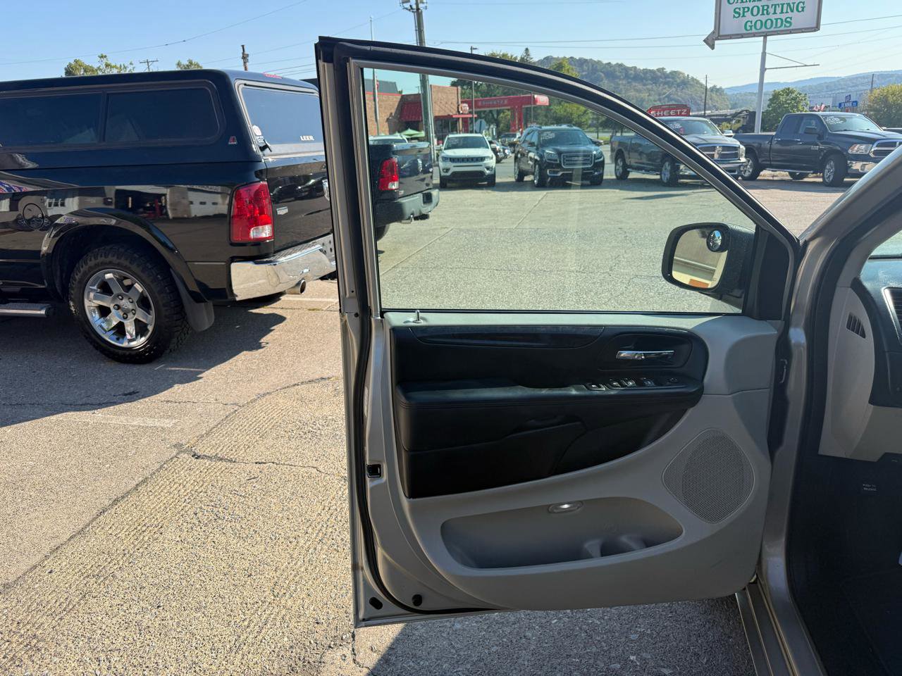 Used 2016 Dodge Grand Caravan SXT image 19