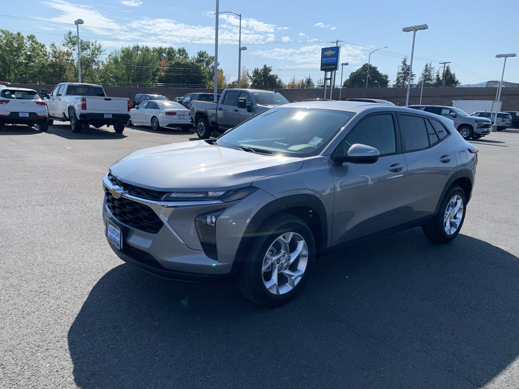 New 2026 Chevrolet Trax LS w/ LS Convenience Package FWD image 3