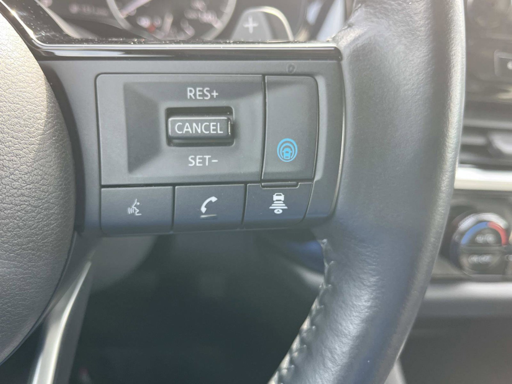 Used 2022 Nissan Pathfinder SL w/ SL Black Package image 32