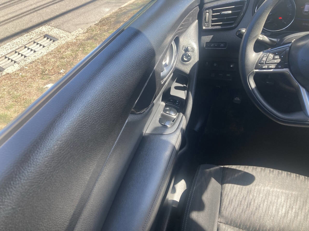 Used 2019 Nissan Rogue S image 12