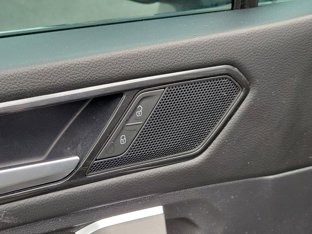 Used 2022 Volkswagen Tiguan SE w/ Panoramic Sunroof Package FWD image 18