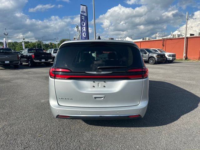 Used 2024 Chrysler Pacifica Touring-L FWD image 6