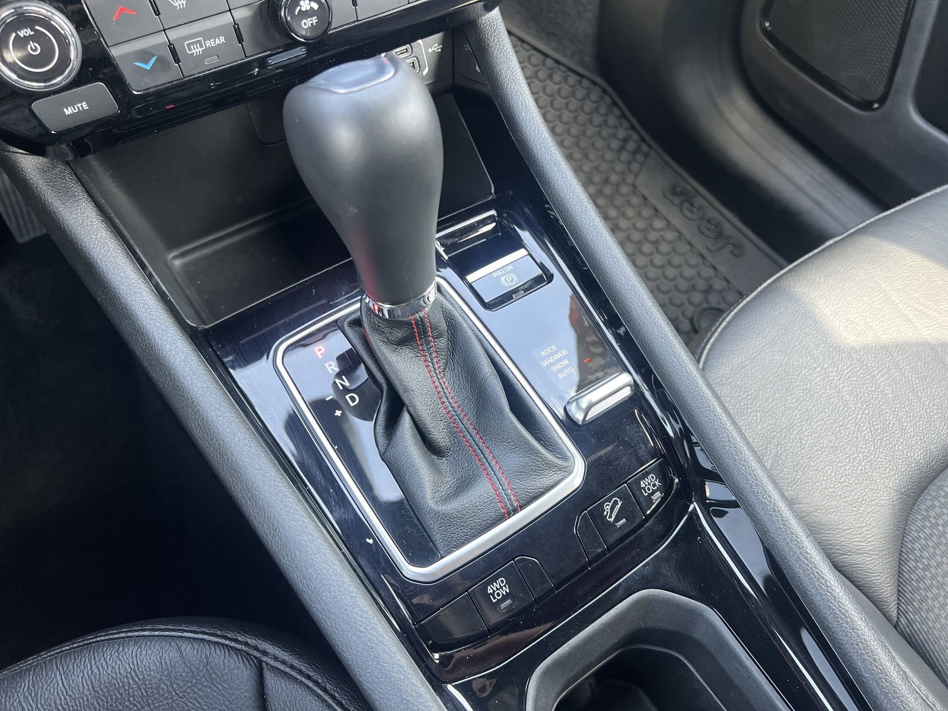 Used 2025 Jeep Compass Trailhawk image 8