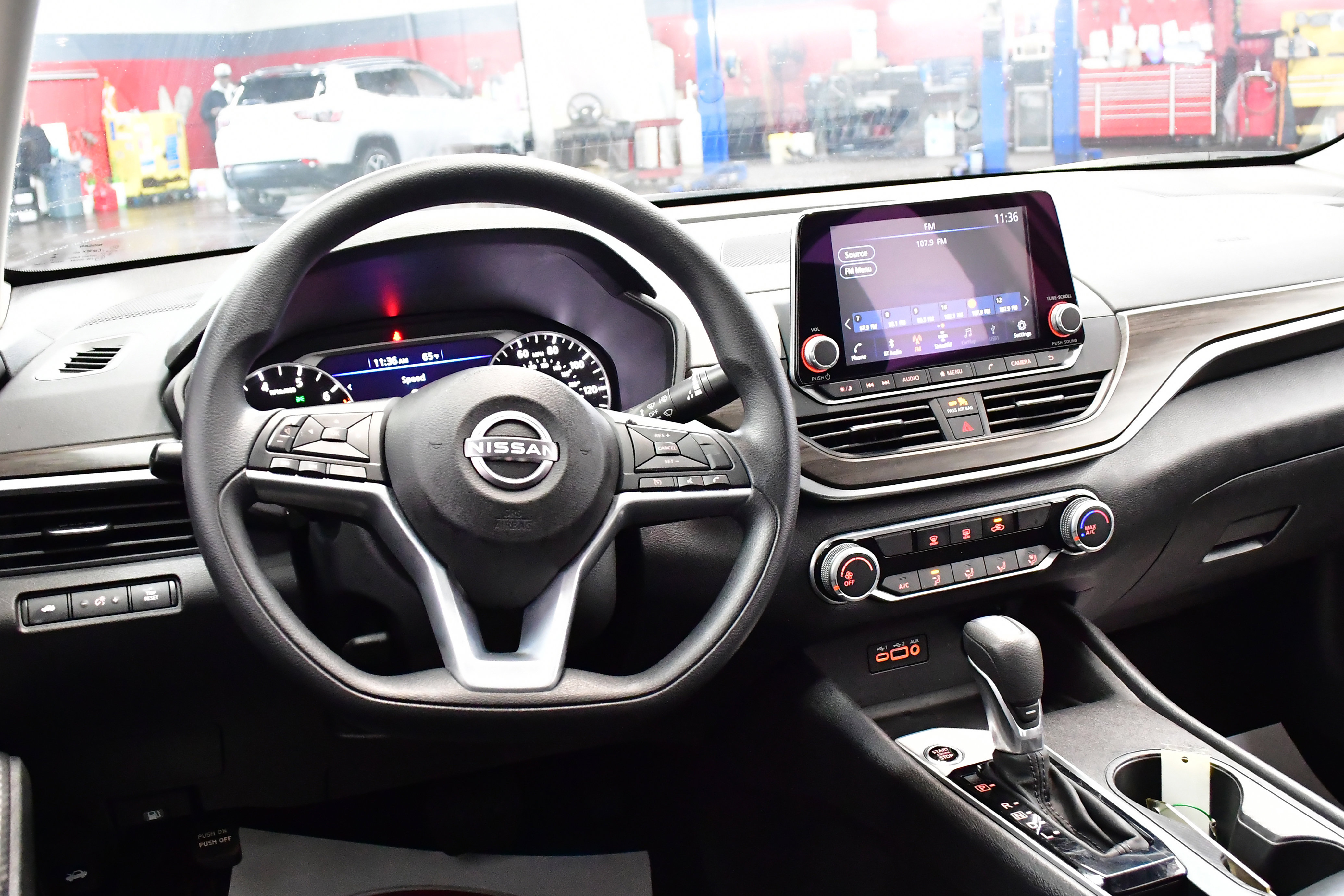 Used 2025 Nissan Altima 2.5 SV image 8