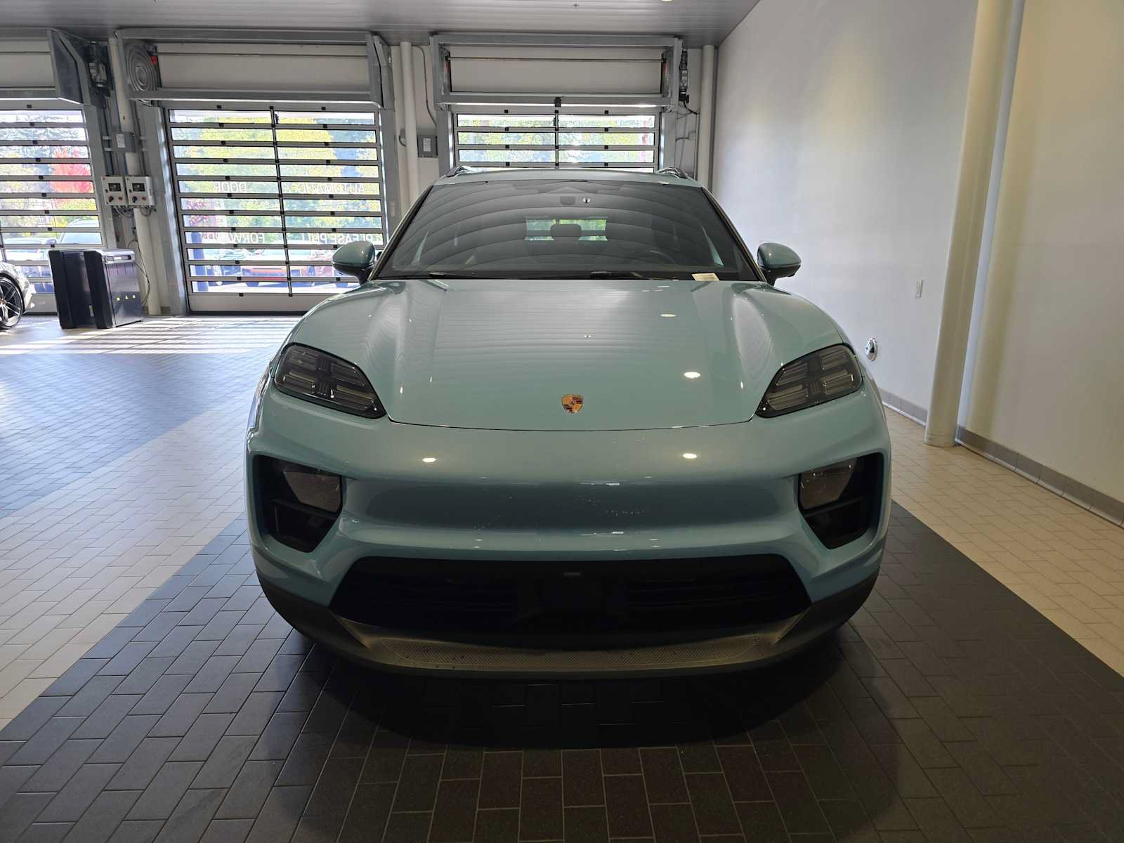 Used 2025 Porsche Macan Electric RWD image 9