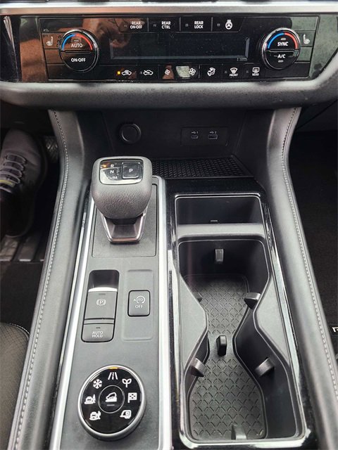 Used 2022 Nissan Pathfinder SL w/ SL Black Package image 30