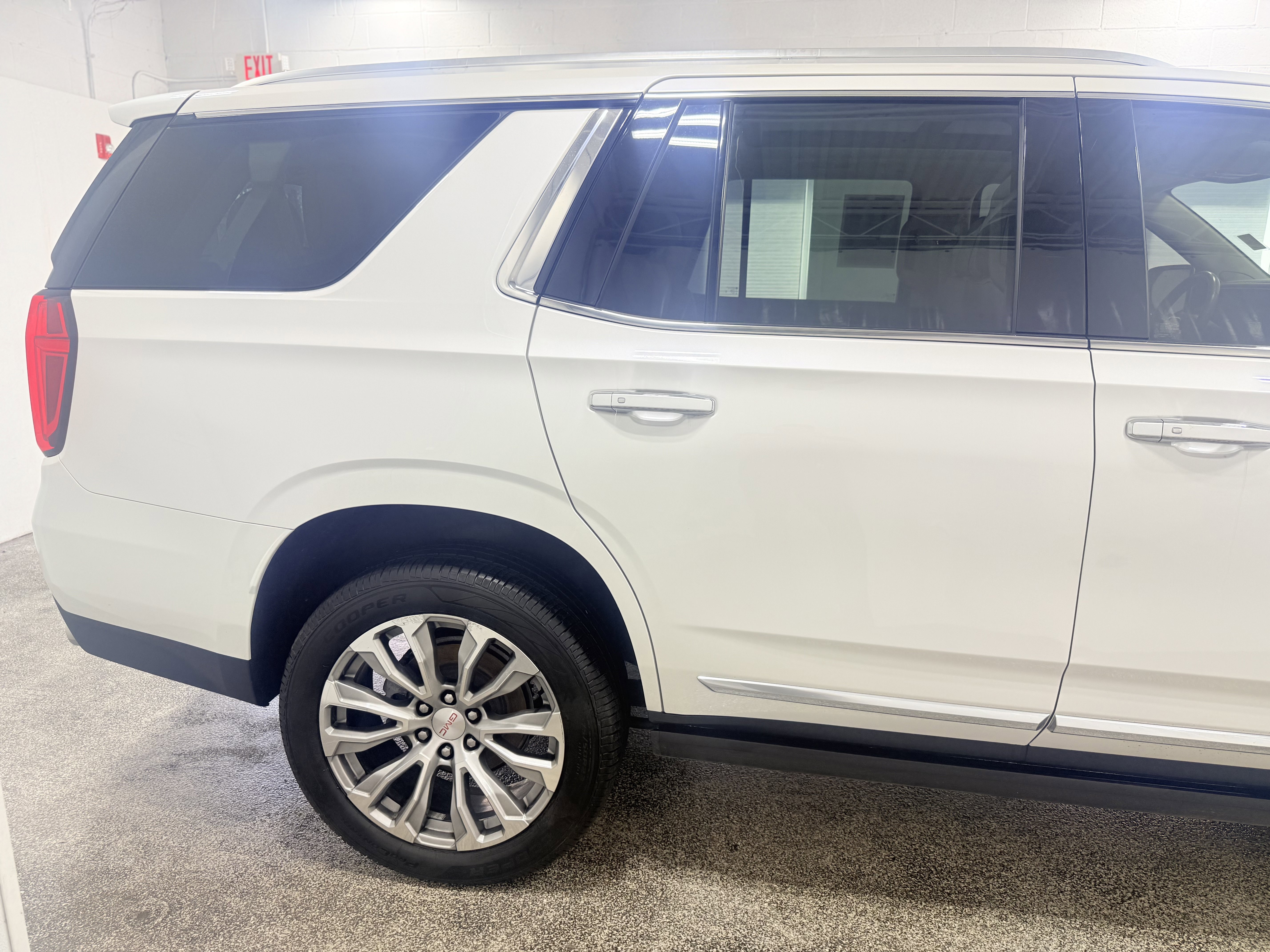 Used 2021 GMC Yukon Denali w/ Denali Premium Package image 9
