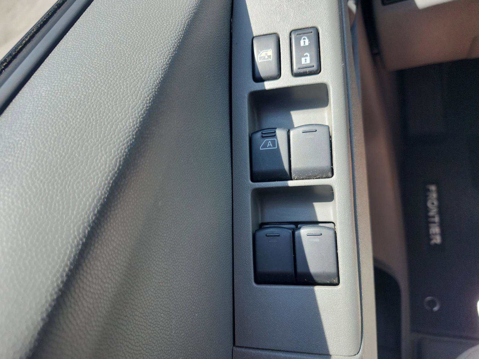 Used 2018 Nissan Frontier SV AWD/4WD image 19
