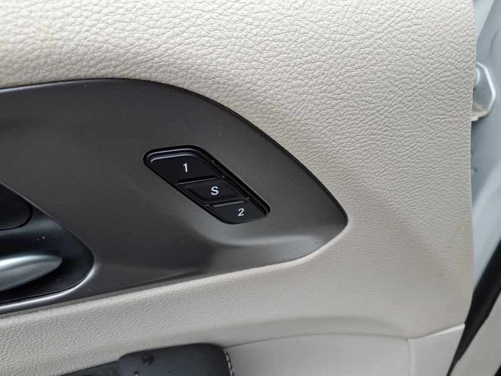 Used 2024 Chrysler Pacifica Touring-L FWD image 7
