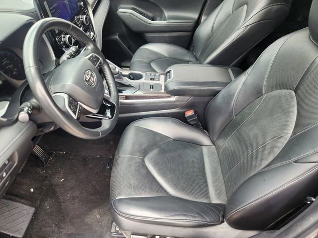 Used 2023 Toyota Highlander Limited FWD image 13