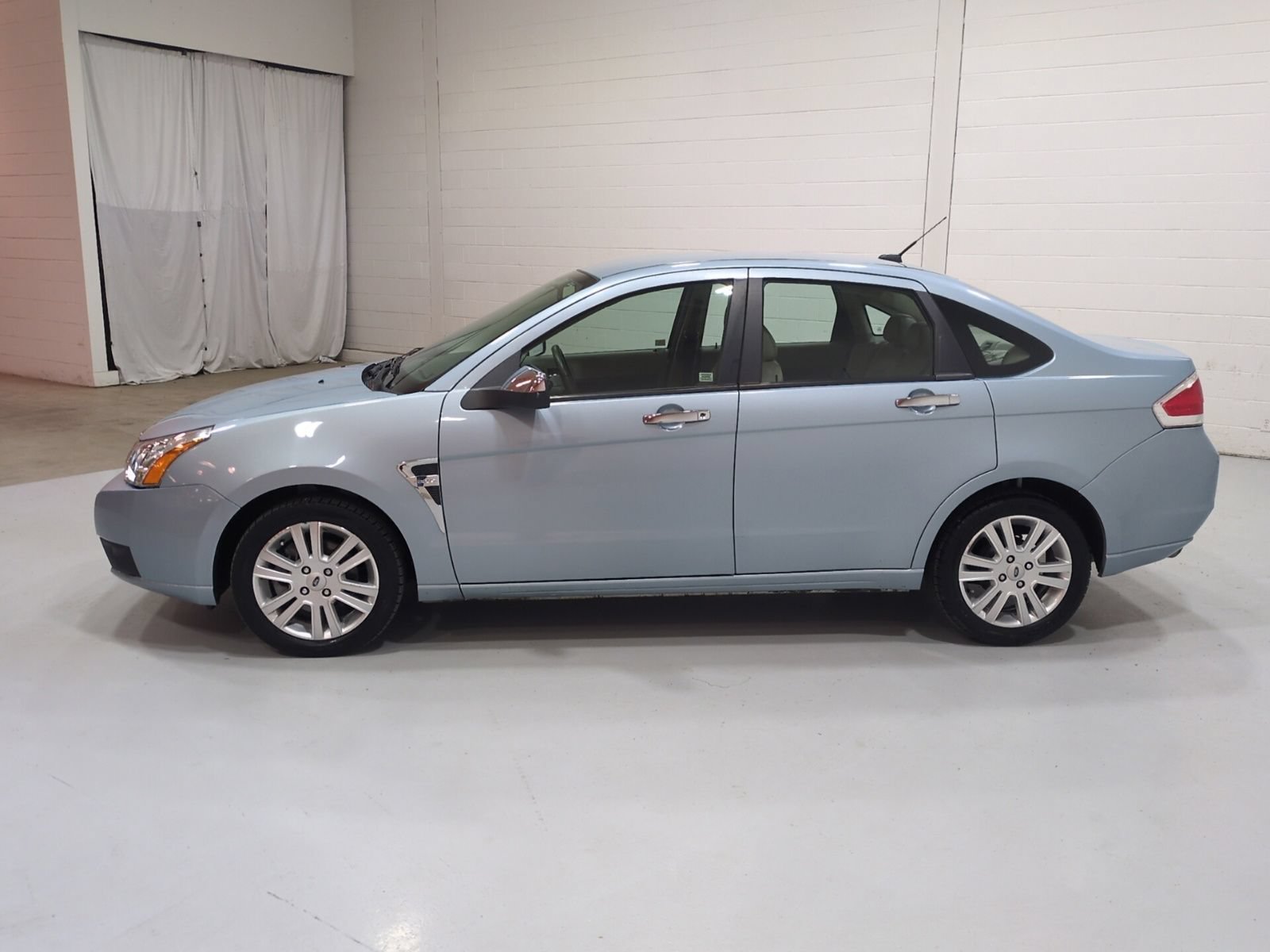 Used 2009 Ford Focus SEL FWD image 6