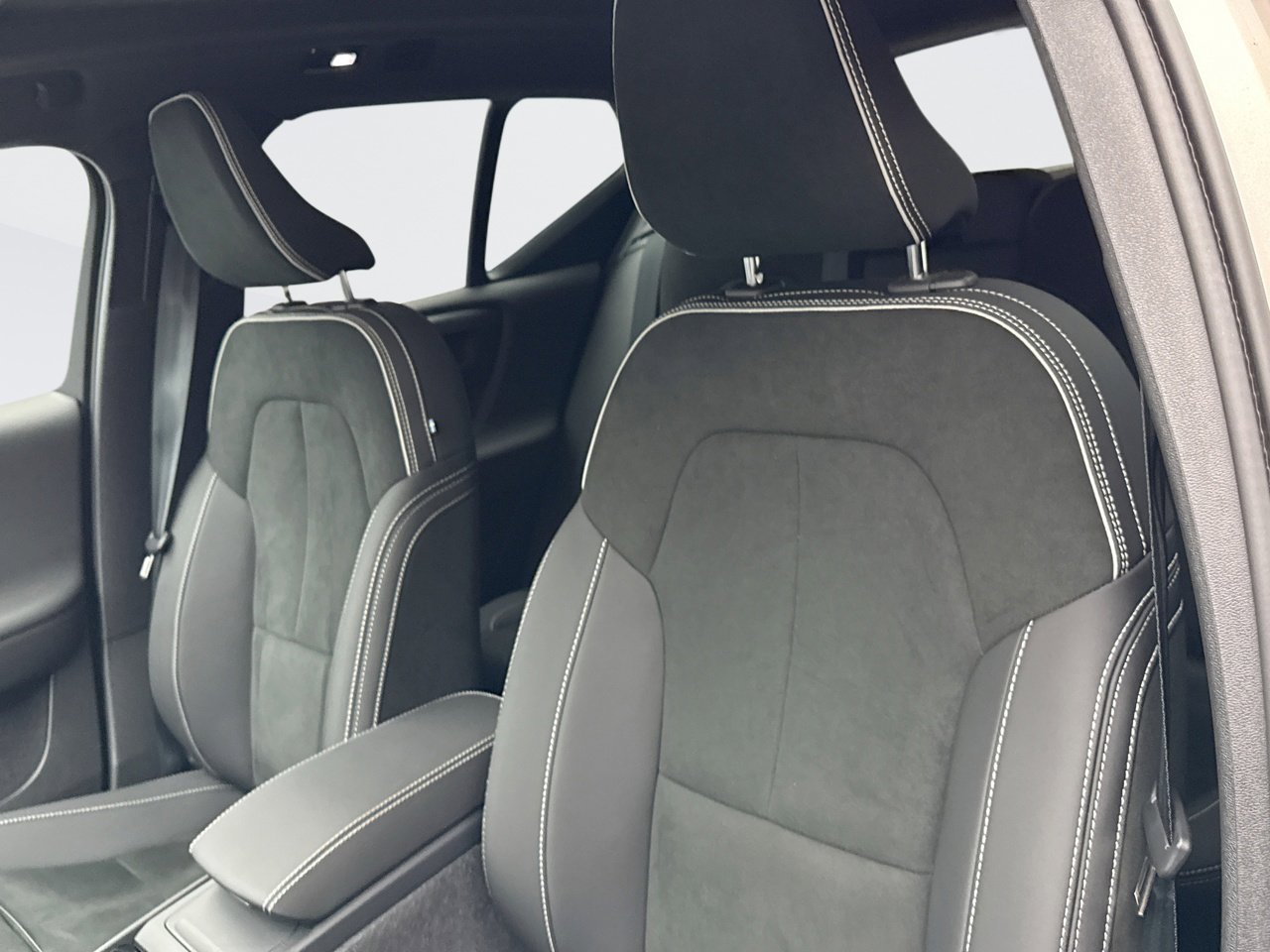 Used 2024 Volvo XC40 B5 Plus w/ Protection Package Premier image 11