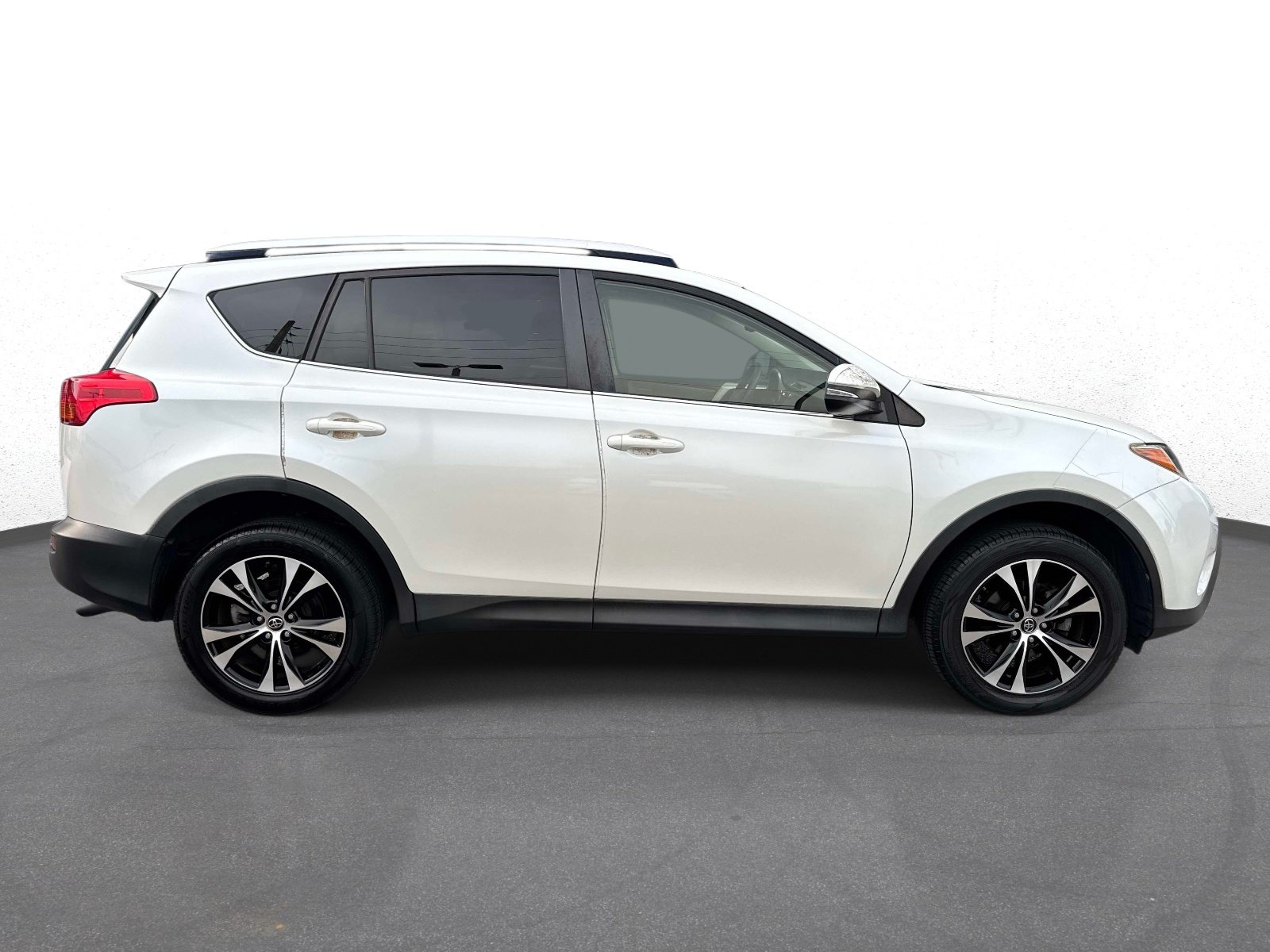 Used 2015 Toyota RAV4 Limited FWD image 2