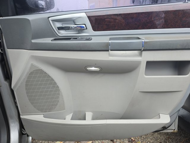 Used 2010 Chrysler Town & Country Touring image 13