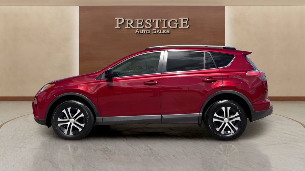 Used 2018 Toyota RAV4 LE FWD image 2