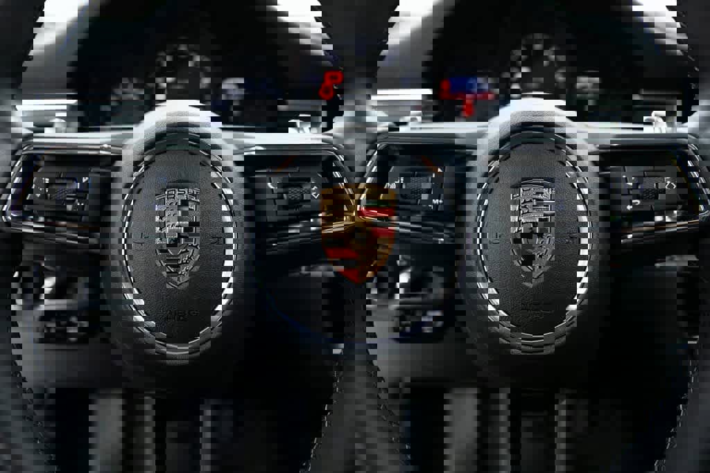 Certified 2025 Porsche Macan image 14