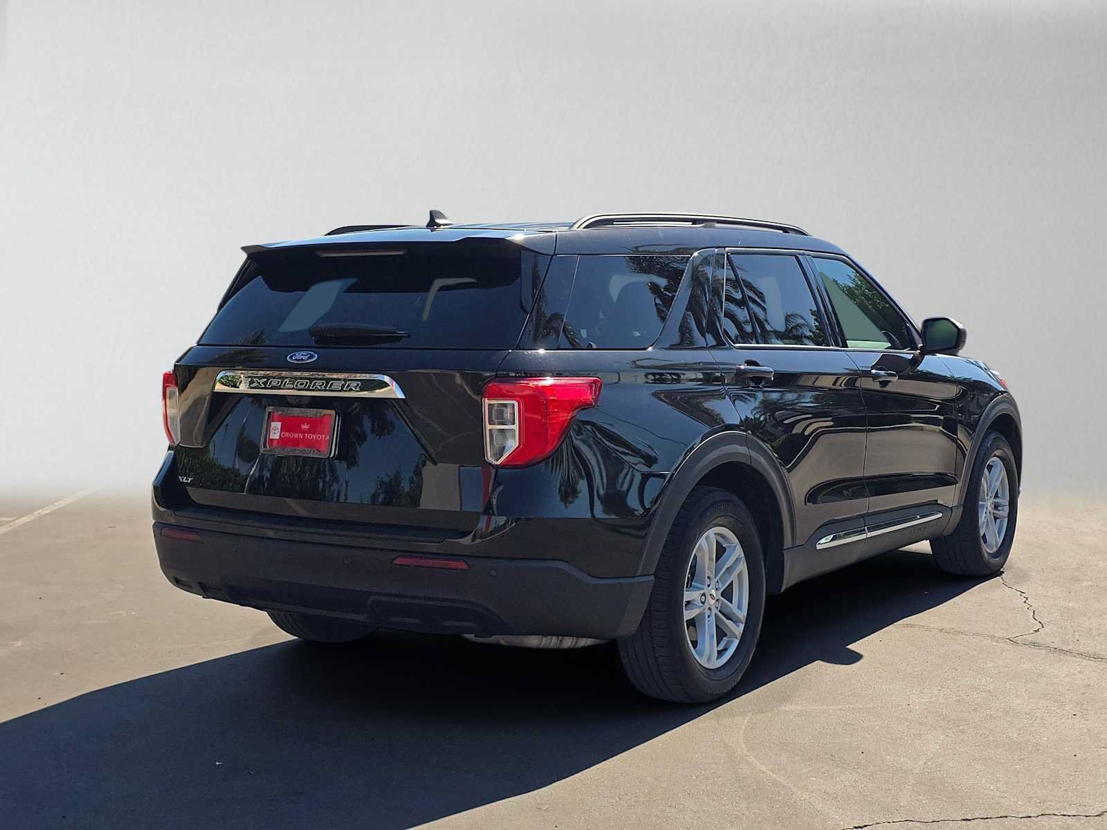 Used 2023 Ford Explorer XLT RWD image 3