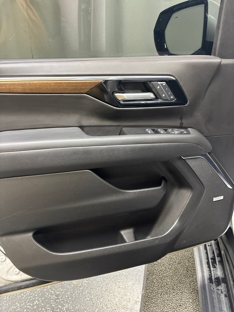 Used 2025 Chevrolet Tahoe High Country AWD/4WD image 12