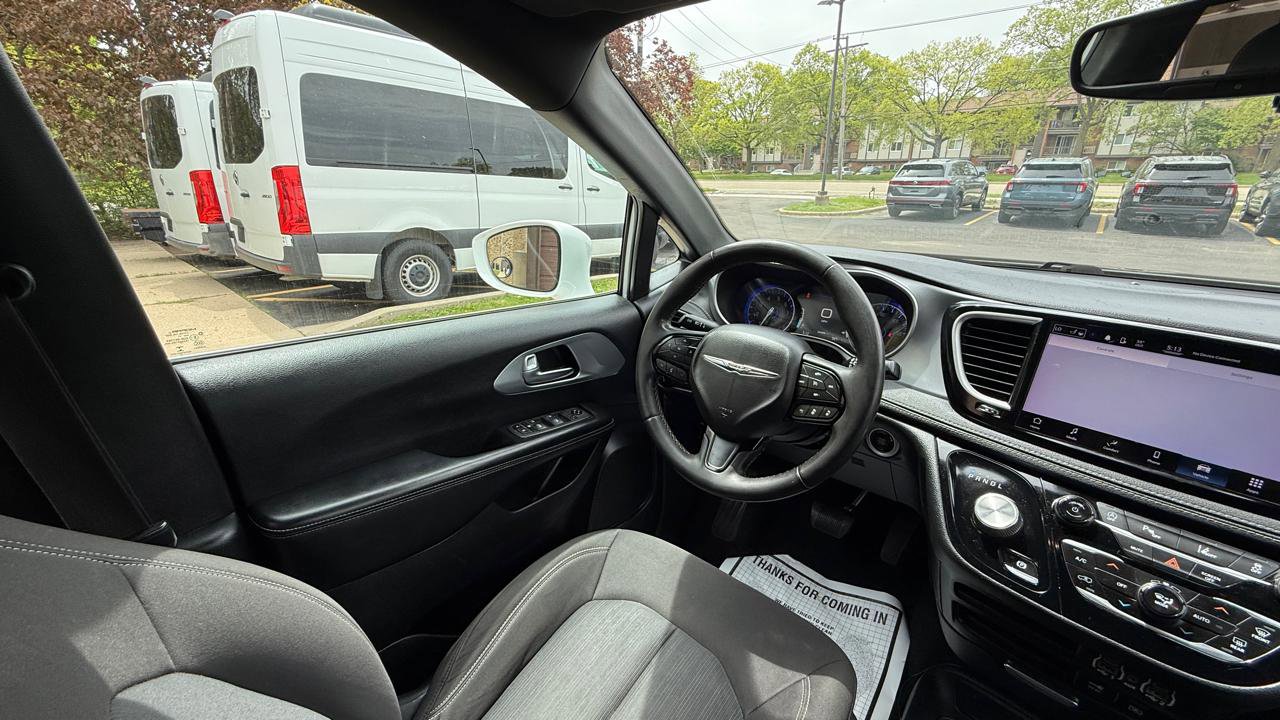 Used 2022 Chrysler Pacifica Touring FWD image 12