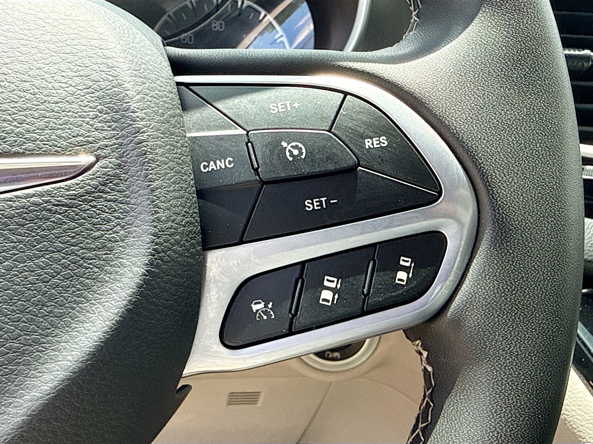 Used 2023 Chrysler Pacifica Touring-L FWD image 38