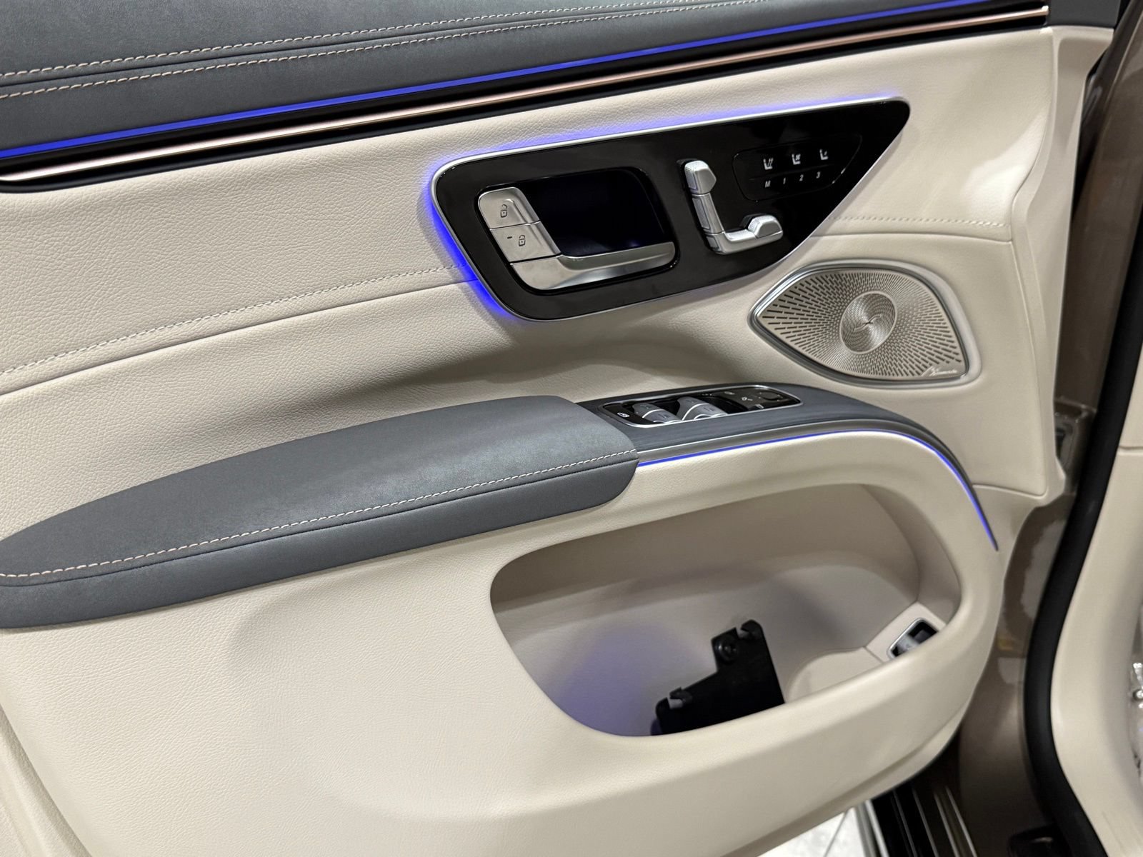 New 2026 Mercedes-Benz EQS 400 4MATIC SUV image 14