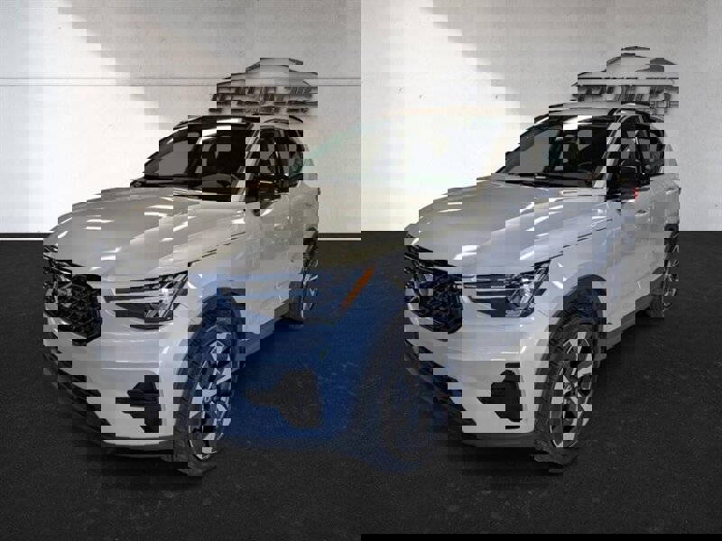 Used 2024 Volvo XC40 B5 Core image 5