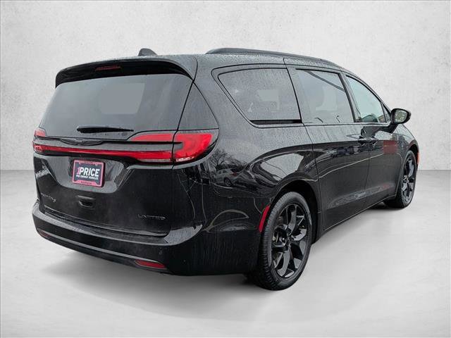 Used 2025 Chrysler Pacifica Limited image 5