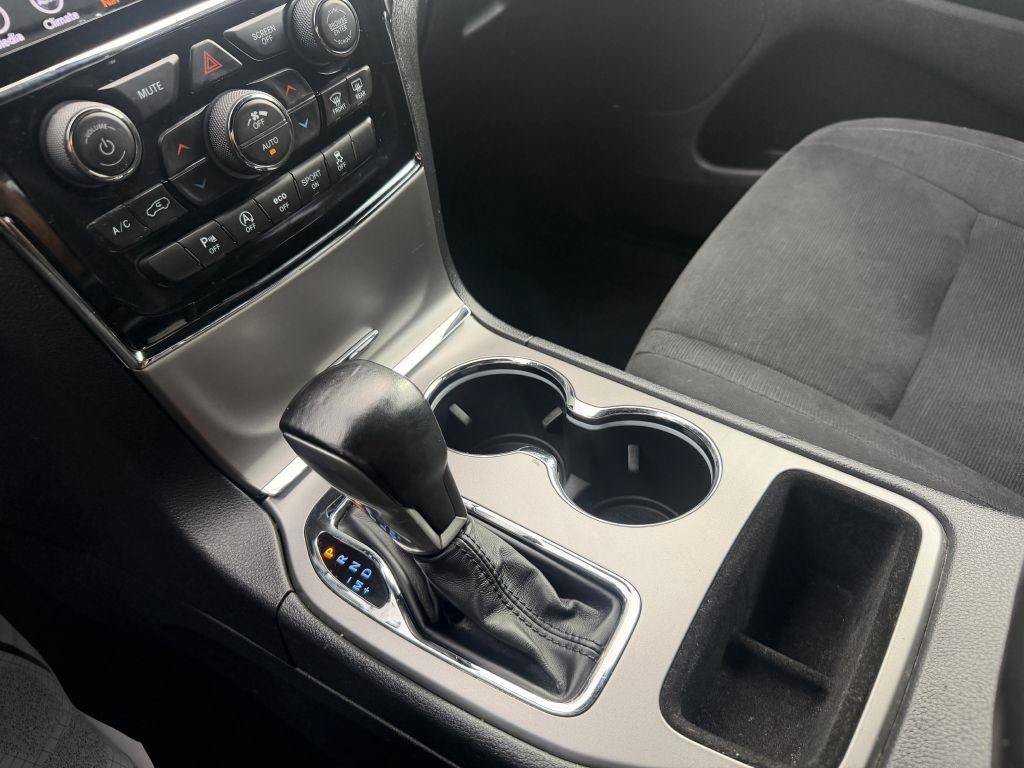 Used 2020 Jeep Grand Cherokee Laredo w/ 18" Wheel & 8.4" Radio Group AWD/4WD image 16