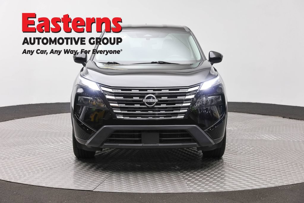 Used 2024 Nissan Rogue SV AWD/4WD image 2