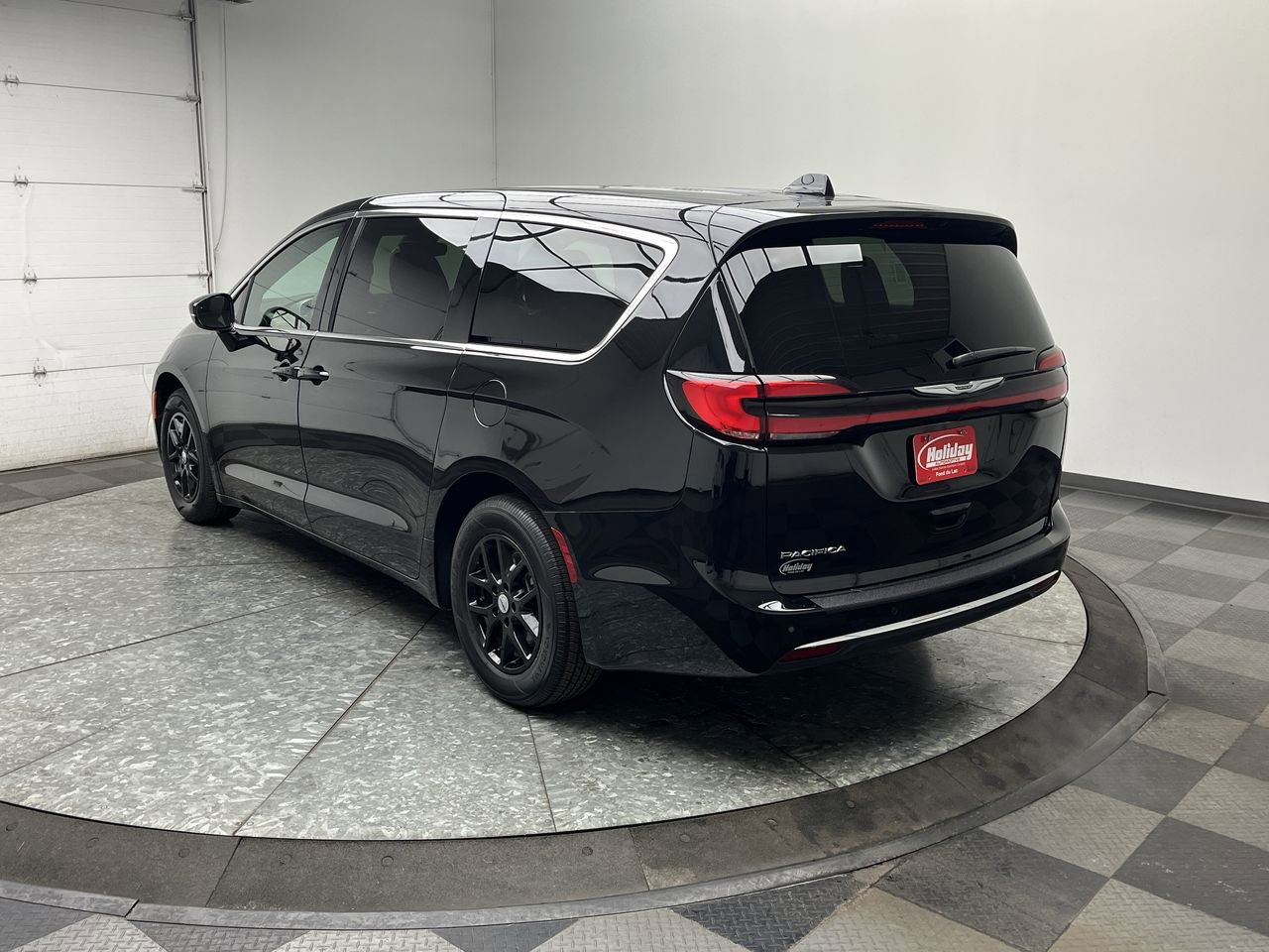 Used 2025 Chrysler Pacifica Select FWD image 2
