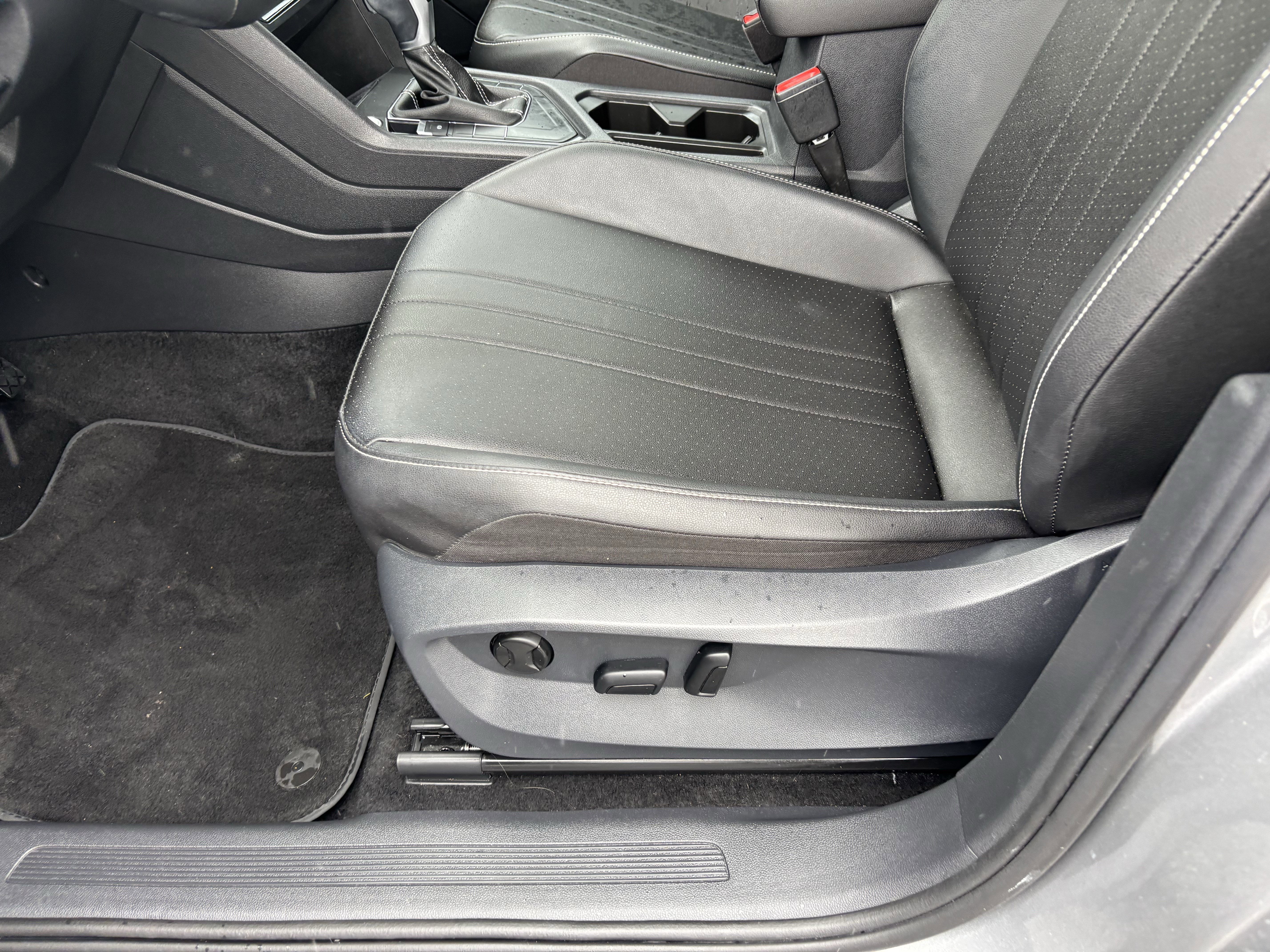 Certified 2023 Volkswagen Tiguan SE w/ Panoramic Sunroof Package image 16