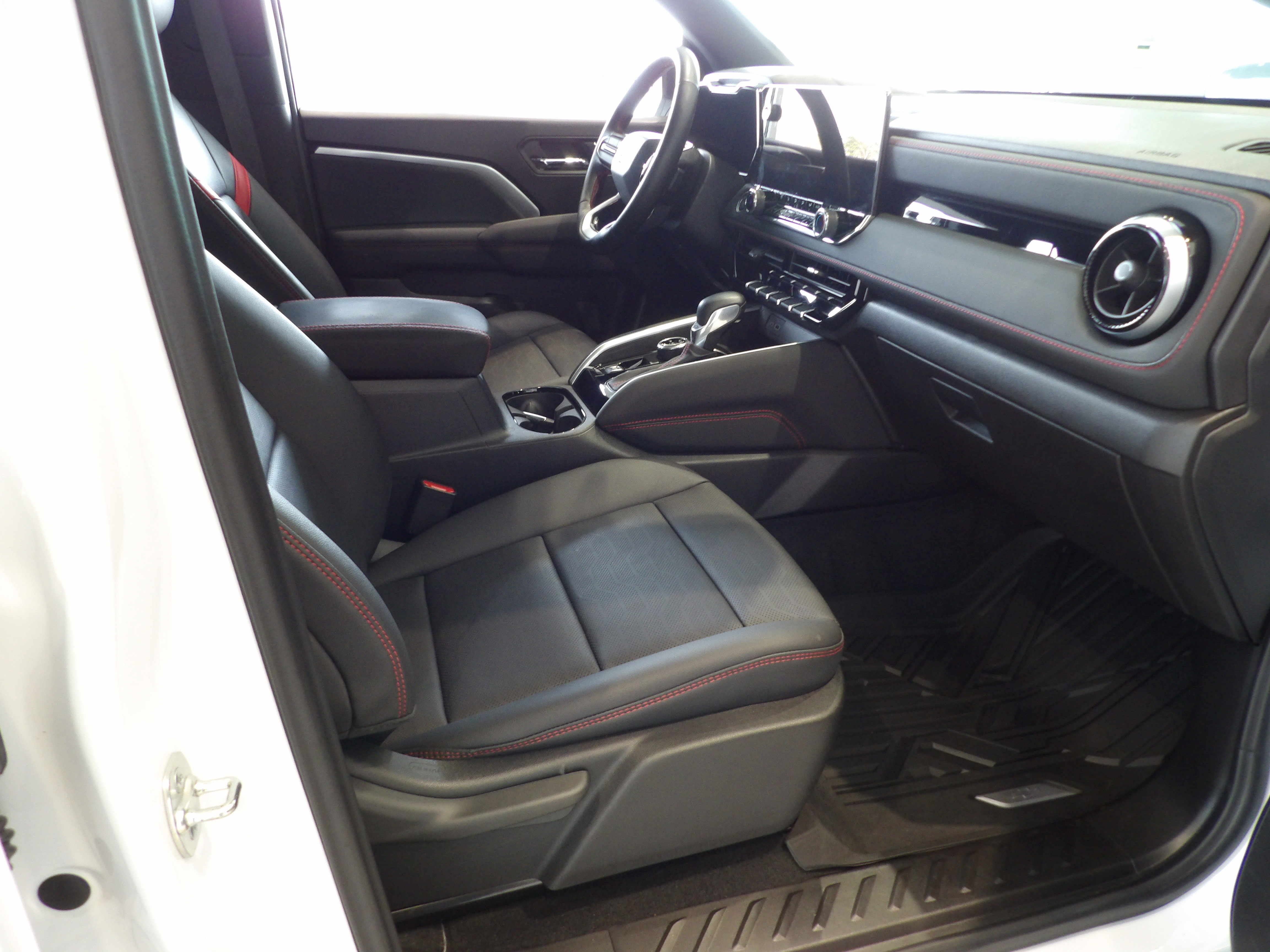 Used 2024 Chevrolet Colorado Z71 w/ Z71 Convenience Package 2 image 23